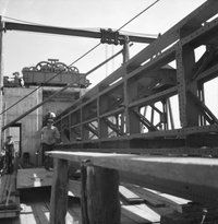 Elzáró szerkezet szerelése a mederpillérrel, 1939. július 4.