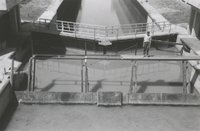 Ideiglenes elzárás a hajózózsilip felső főjénél az úszódaruról nézve, 1943. június 21.