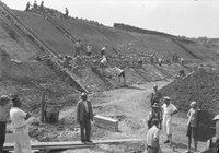 A duzzasztómű alatti Körös oldal kövezési munkálatai, 1938. augusztus 29.