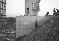 Alapkőterítés a pillér homlokfala mellett feltöltött rézsűn, 1938. december 8.