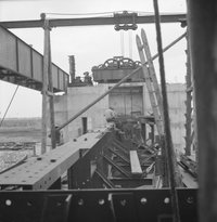 Elzáró szerkezet alsó táblájának szerelése a jobbparti pillérről, 1939. június 20.