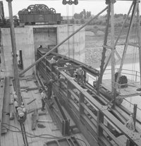 Elzáró szerkezet alsó táblájának szerelése a meder pillérrel, 1939. június 21.